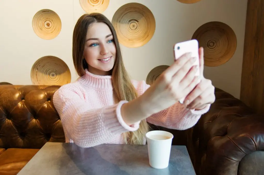 young woman girl selfie Earn Up To $5 Million Per Year On TikTok By Growing Your Followers work jobs make money online from home